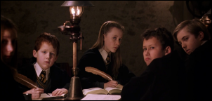 ארני עם חנה אבוט ותלמידי הפלפאף נוספים, משוחחים על הארי פוטר